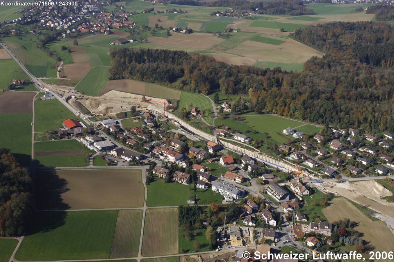 Baustelle Umfahrungsstrasse Lieli (Position 2'671'810.00, 1'243'971.25) im Oktober 2006.